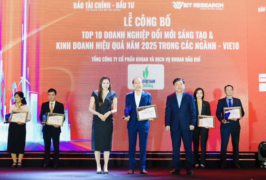 PV Drilling Deputy General Director Do Danh Rang, representing PV Drilling, received the honor of Top 10 Innovative and Effective Enterprises 2025 (VIE10) in the Energy - Oil and Gas industry.